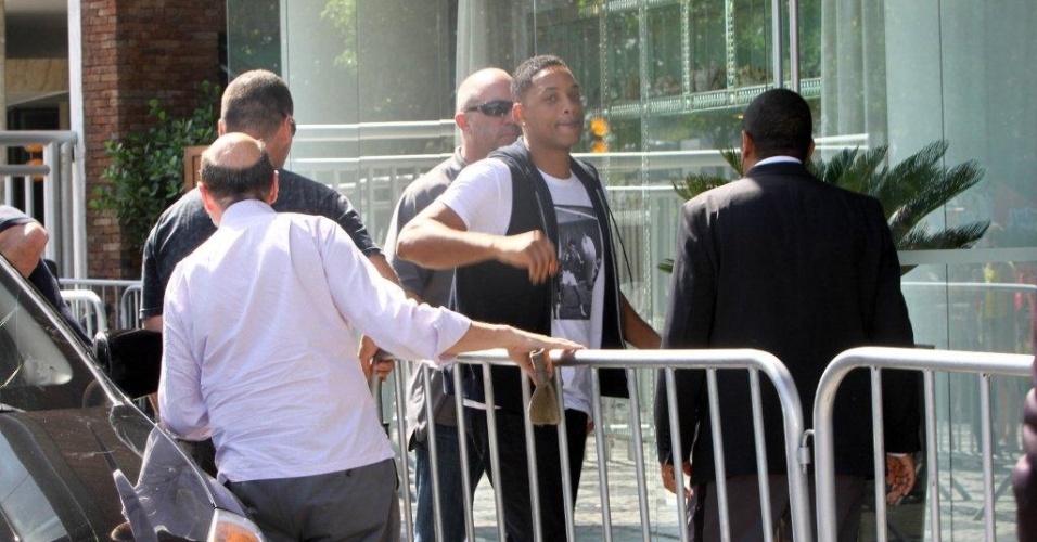 3.fev.2013 - Will Smith acena para os fãs ao chegar no hotel após passeio pelo Rio com Kanye West e Kim Kardashian