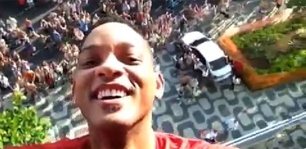 Will Smith grava vídeo em varanda de hotel na praia de Ipanema