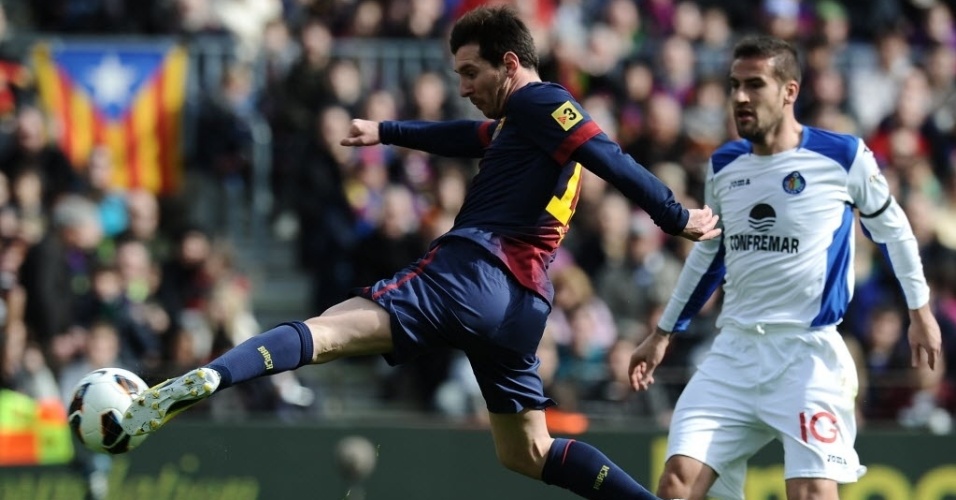 Messi finaliza dentro da área, mas não acerta o gol no duelo contra o Getafe - Lluis Gene/AFP