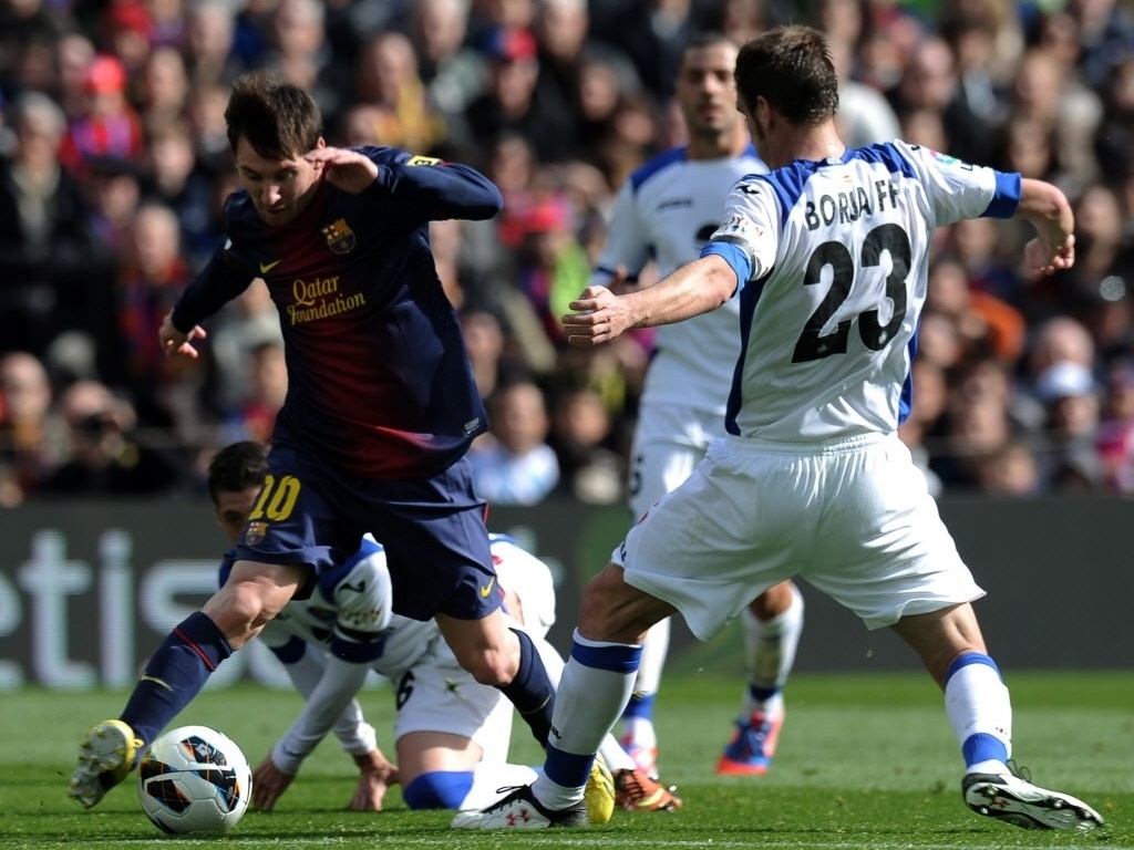Messi passa pela marcação do Getafe no jogo realizado no Nou Camp - Lluis Gene/AFP