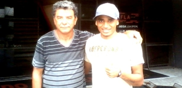 Rodrigo Mello (d) posa para uma foto na porta da sede do Flamengo, na Gávea - Divulgação/Assessoria de Imprensa