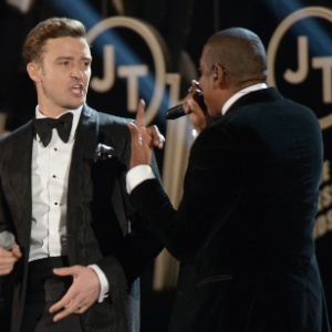 Jay-Z (à dir) participa de apresentação de Justin Timberlake no Grammy Awards