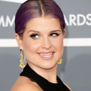 Após sofrer convulsão, Kelly Osbourne pode ter epilepsia, segundo TMZ