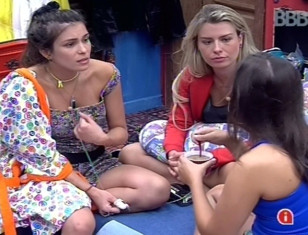 11.fev.2013 - Andressa conversa com Kamilla e Fernanda no quarto brechó