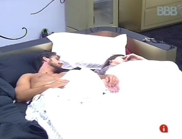 11.fev.2013 - Kamilla e Eliéser continuam dormindo no quarto do líder mesmo depois do toque de despertar
