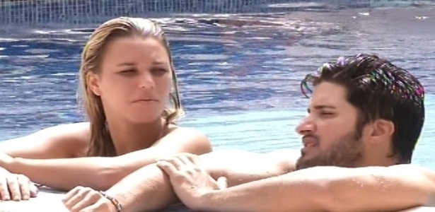 11.fev.2013 - Marien e Marcello conversam com Andressa sobre outros brothers na beira da piscina