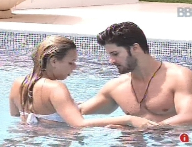 11.fev.2013 - Marien e Marcello dançam dentro da piscina nesta tarde