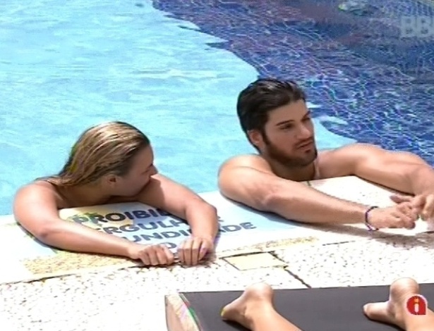 11.fev.2013 - Marien e Marcello se refrescam na piscina enquanto conversam com outros brothers