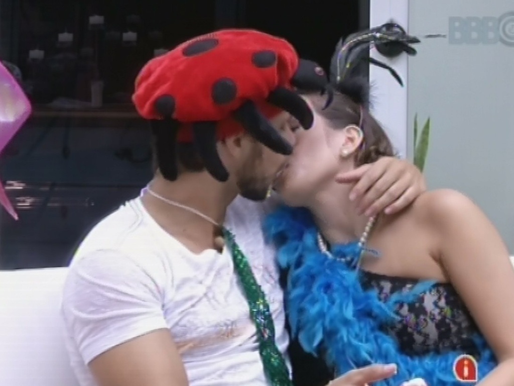 11.fev.2013 - Kamilla e Eliéser se beijam com chantilly enquanto brothers veem os desfiles do Carnaval do Rio de Janeiro