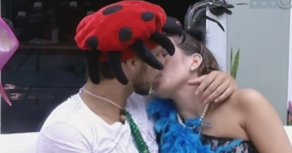 11.fev.2013 - Kamilla e Eliéser se beijam com chantilly enqunato brothers vêem os desfiles do Carnaval do Rio de Janeiro