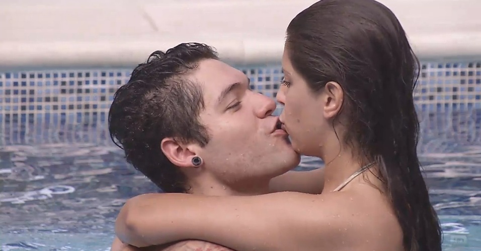 11.fev.2013 - Nasser e Andressa se beijam na piscina