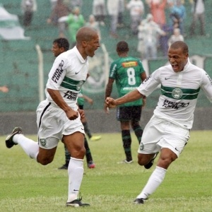 O meia Alex (esq.) comemora seu primeiro gol no retorno ao Coritiba - site oficial do Coritiba