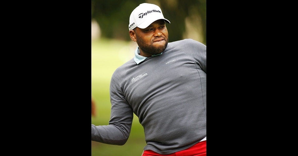 Já nesta foto, o ator norte-americano Anthony Anderson erra no visual, porque mesmo usando uma cor escura, optou por uma camiseta muito justa, o que denuncia sua forma - Getty Images