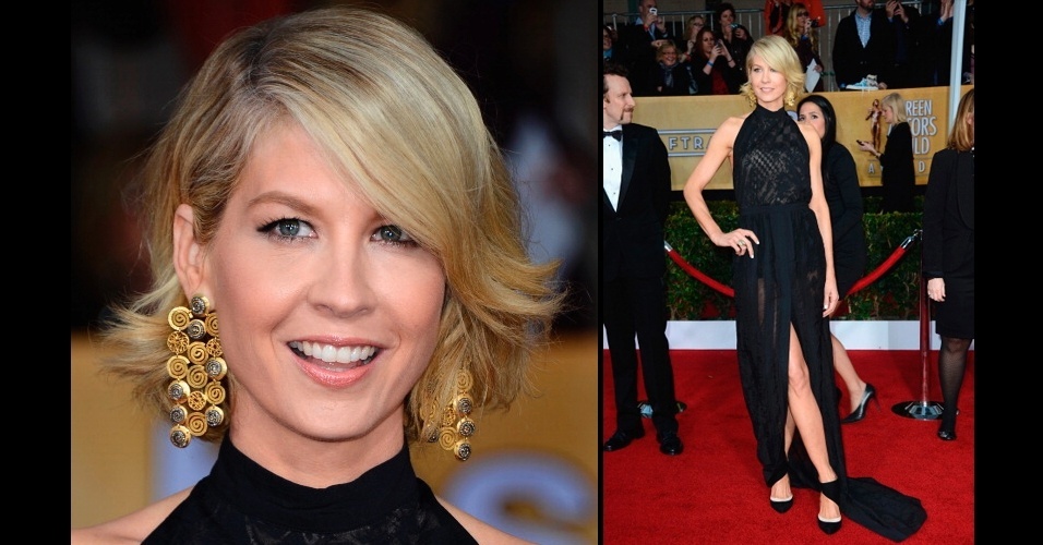 O destaque do look básico todo preto da atriz Jenna Elfman no SAG Awards foi o brinco grande dourado, com espirais e círculos brilhantes - Agnews