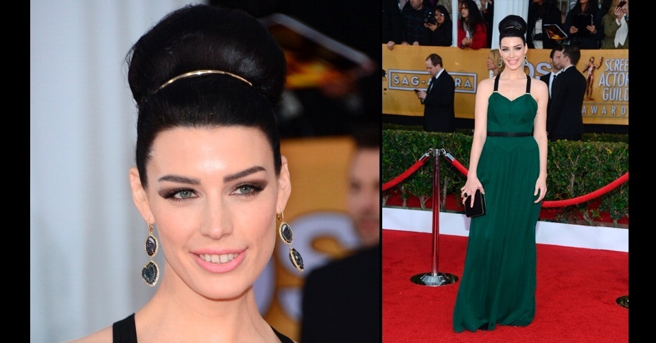 O look de Jessica Pare no SAG Awards estava todo combinando de forma harmoniosa e discreta. Repare que o brinco de pedras pretas com contorno dourado é parecido com a clutch (também preta com contorno dourado) e ainda com as alças do vestido. O anel e a tiara complementaram o visual - Agnews