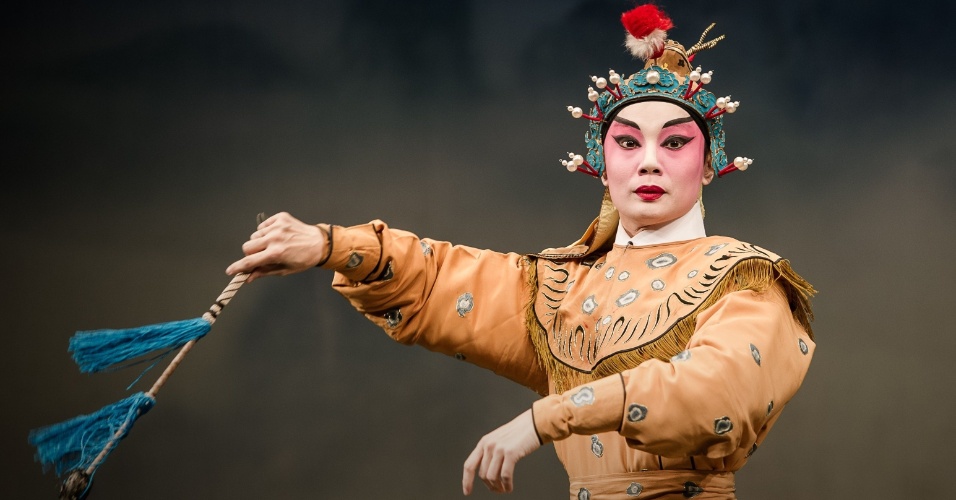 12.fev.2013 - Ator faz performance durante ópera em Hong Kong