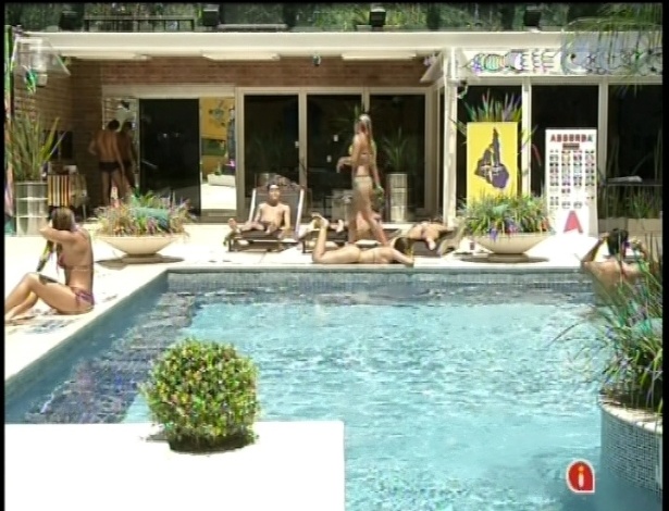 12.fev.2013 - Brothers curtem piscina em tarde ensolarada no Rio
