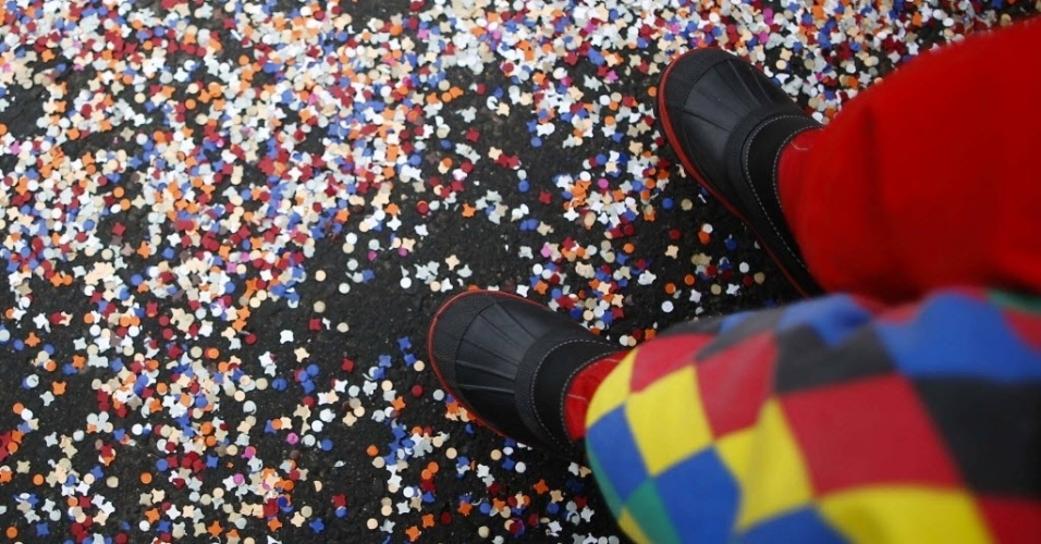 12.fev.2013 - Confetes cobrem o chão em rua da cidade alemã de Mainz, que tem tradicional Carnaval