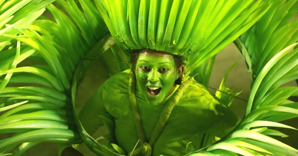 12.fev.2013 - Folião desfila pela escola Vila Isabel, no Carnaval do Rio de Janeiro