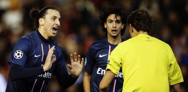 Ibrahimovic discute com o árbitro após ser expulso em vitória do PSG na Liga - AFP PHOTO/ JOSE JORDAN