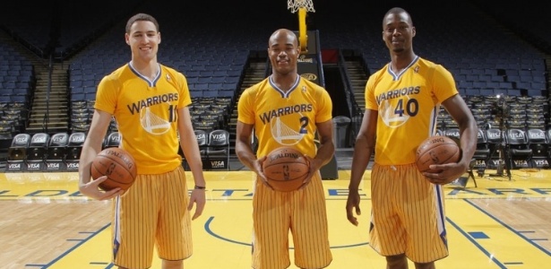 Jogadores do Golden State Warriors, da NBA, mostram o novo uniforme da equipe, com mangas - Divulgação/adidas/Golden State Warriors