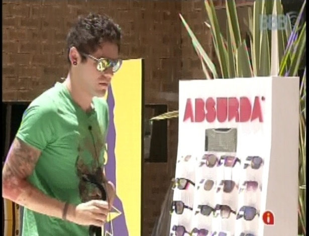 12.fev.2013 - Nasser escolhe um óculos de sol para usar durante o dia ensolarado na casa do "BBB13"