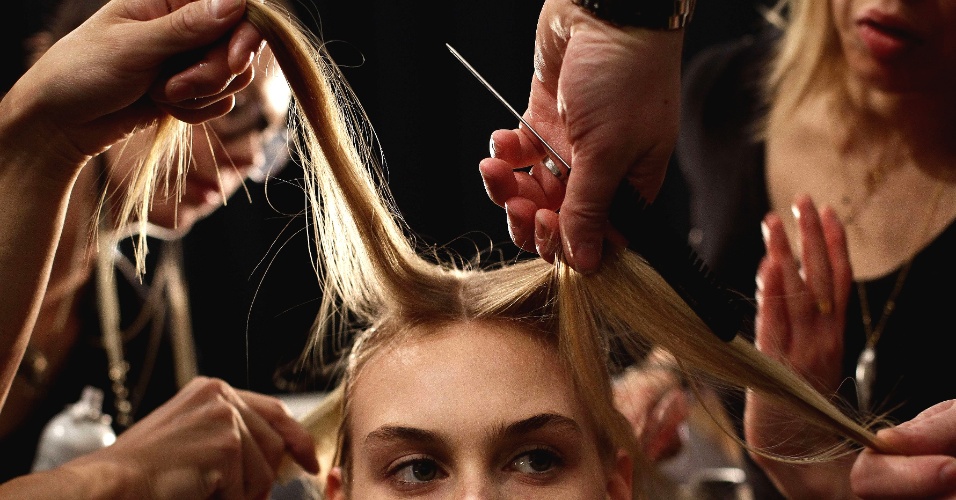 13.fev.2013 - Modelo tem o cabelo arrumado antes de desfilar na Semana da Moda de Nova York (EUA)