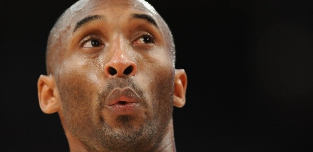 Kobe teve apenas 4 pontos na vitória dos Lakers sobre os Suns; ele acabou a partida com 8 desperdícios - AFP PHOTO / Robyn BECK