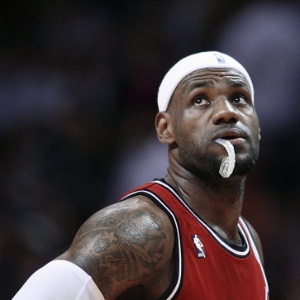 12.fev.2013 - LeBron James morde seu protetor bucal durante a vitória do Heat sobre os TrailBlazers; James anotou 30 pontos - REUTERS/Andrew Innerarity