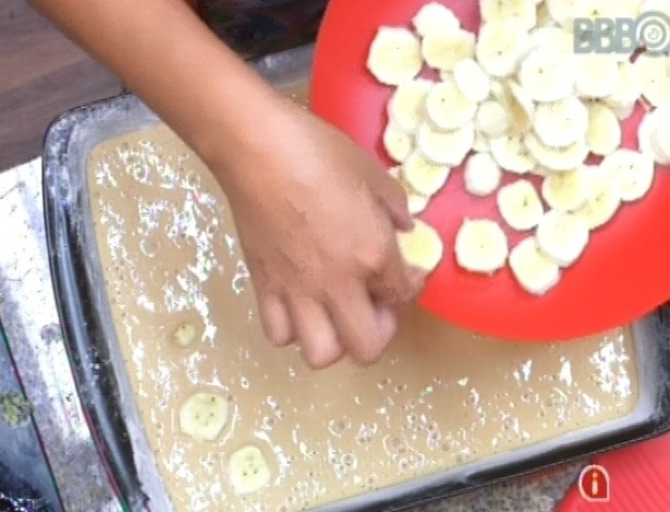 13.fev.2013 - Andressa e Natália colocam banana em cima da massa de bolo que fizeram, com pó de capuccino
