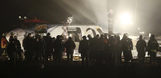Bombeiros tentar encontrar sobreviventes em meio às ferragens do avião que caiu - REUTERS/Stringer