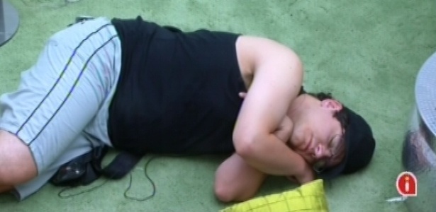 13.fev.2013 - Ivan dorme no chão do sala junto a outros brothers após toque de despertar