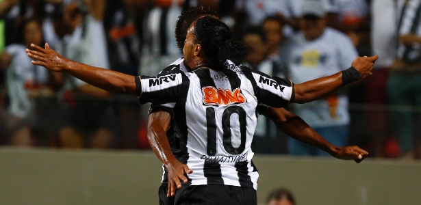 Ronaldinho (comemorando  o gol com Jô) foi mais uma vez decisivo para o Atlético-MG - Marcus Desimoni/UOL