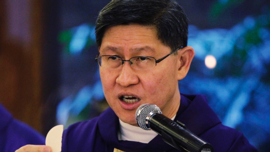 13.fev.2013 - O cardeal filipino Luis Antonio Tagle celebra missa a igreja católica em Manila - Erik De Castro/Reuters