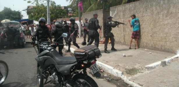 Policiais são flagrados abordando foliões com metralhadoras na praia da Redinha, em Natal (RN) - Tácio Cavalcanti/Via Certa Natal/ Divulgação