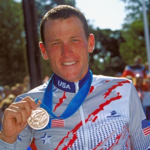 Lance Armstrong mostra a medalha de bronze conquistada nos Jogos de Sydney-2000 - Mike Powell /Allsport/Getty Images