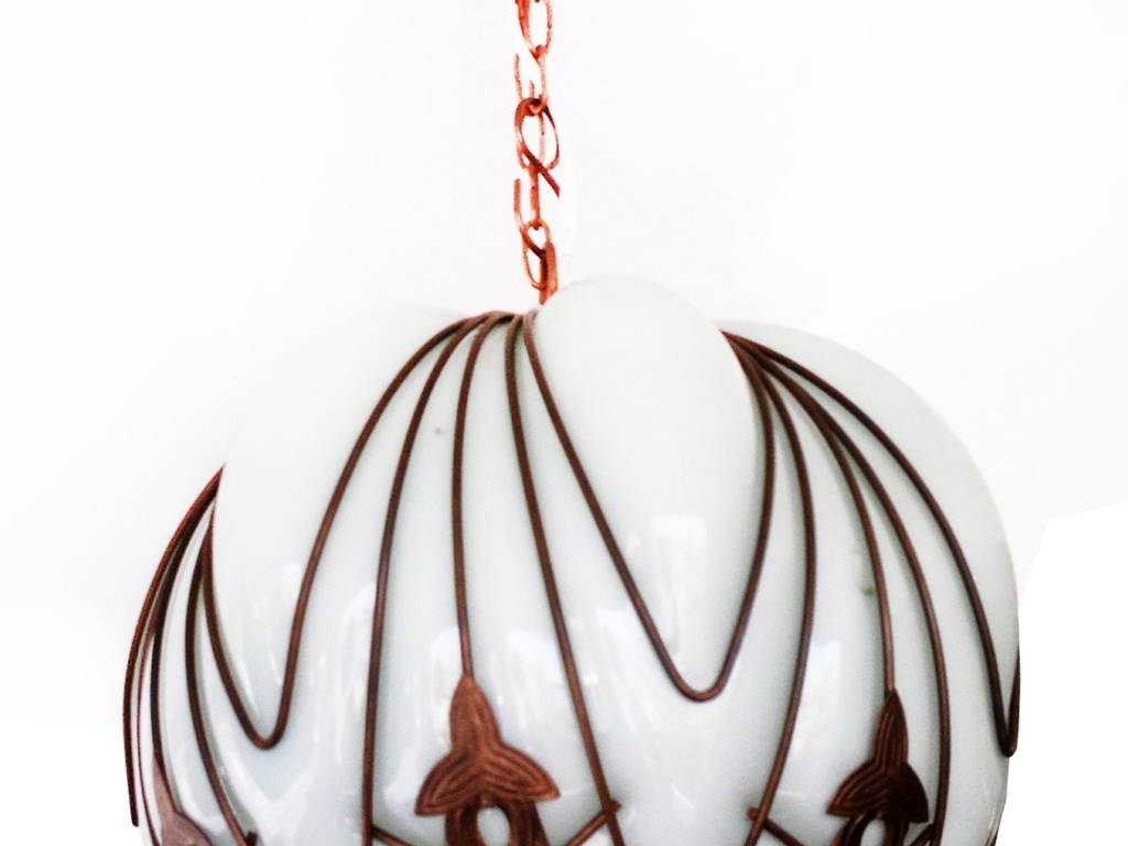 A luminária Marroquina, modelo ?1?, é feita de vidro e alumínio pintado. A peça sai por R$ 975 no Espaço Moveleiro (www.espacomoveleiro.com.br) I Preços pesquisados em janeiro de 2013 e sujeitos a alterações - Divulgação