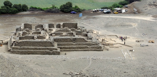 Encontrado no sítio arqueológico de El Paraíso, na região central do Peru, o templo de 5.000 anos tem uma estrutura que seria usada para manter uma fogueira para oferendas cerimoniais - Ministerio de Cultura/AFP