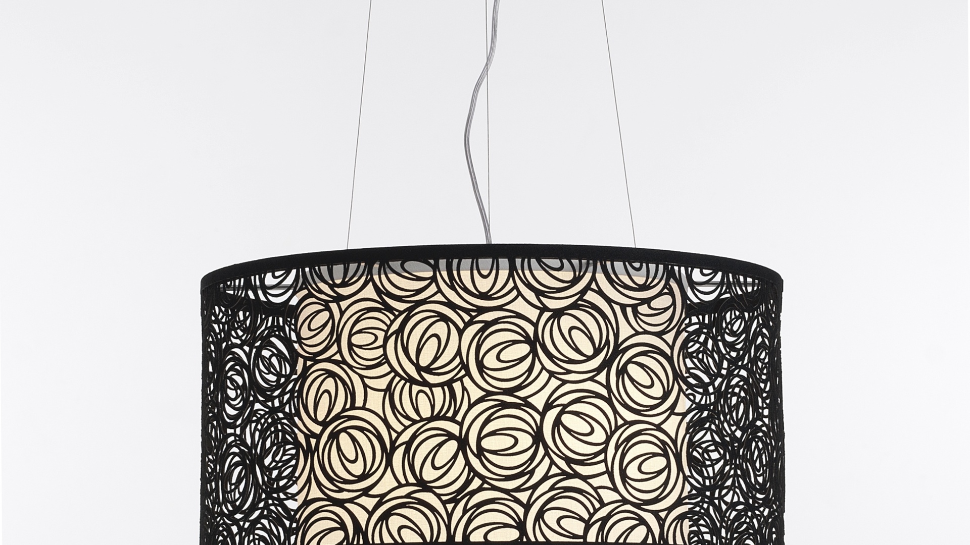 O pendente Duplo tem cúpula interna na cor branca e cúpula externa em desenho ?anel?, na cor preta. A luminária mede 60 cm por 30 cm e pode ser comprada na Art Maison (www.artmaison.com.br) por R$ 2.600 I Preços pesquisados em janeiro de 2013 e sujeitos a alterações - Divulgação