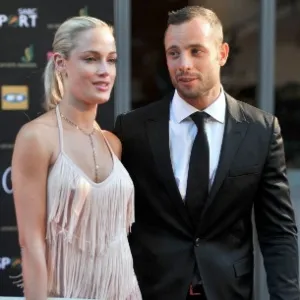04.nov.2012 - Em imagem de novembro de 2012, Oscar Pistorius aparece ao lado da namorada Reeva Steenkamp em prêmio na cidade de Joanesburgo - AFP PHOTO / Lucky Nxumalo
