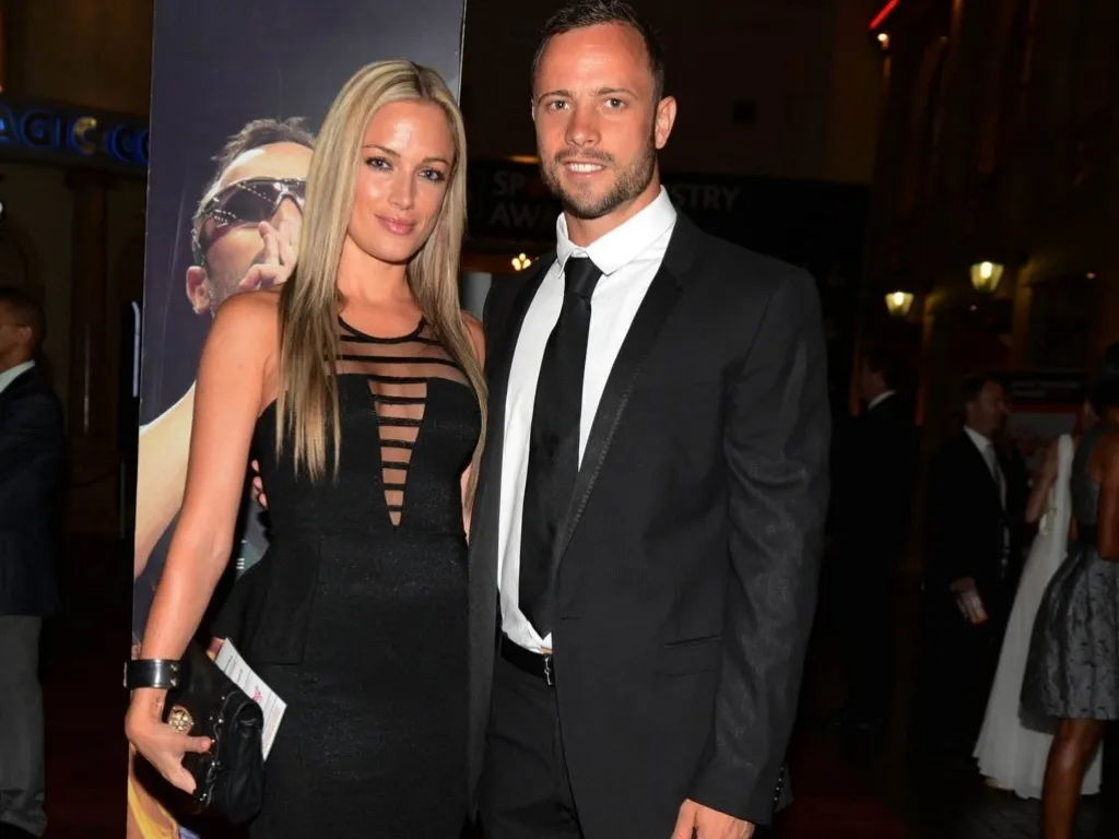 07.fev.2013 - Reeva Steenkamp e Oscar Pistorius são fotografados juntos em evento em Joanesburgo, na África do Sul - REUTERS/Thembani Makhubele