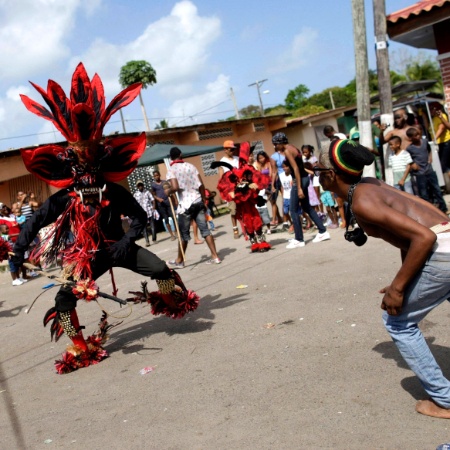 Homens fantasiados de diabo (à esquerda) e congo "lutam" durante ritual carnavalescono Panamá - Carlos Jasso/Reuters