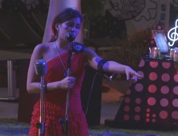 13.fev.2013 - Kamilla canta para Fernanda durante festa na madrugada desta quinta-feira