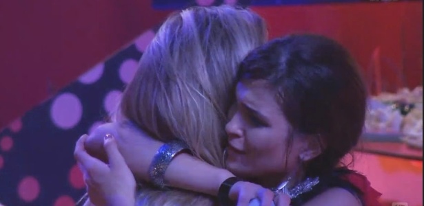 13.fev.2013 - Kamilla e Fernanda se abraçam e trocam juras de amizade 