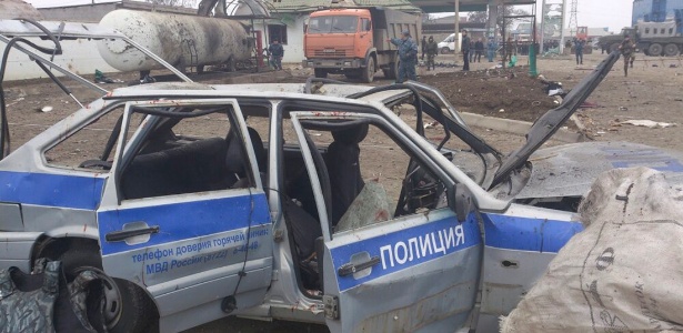 Carro da polícia ficou danificado após a explosão, perto da cidade russa de Khasavyurt - Abdula Magomedov/NewsTeam/Reuters