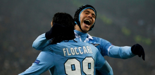 Hernanes, com a proteção na cabeça, comemora gol da Lazio com Floccari - Ina Fassbender/Reuters