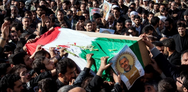 Iranianos carregam o caixão do comandante Hassan Shateri, presidente da Comissão Iraninana para a Reconstrução do Libano, que foi morto quando viajava na Síria em direção ao Líbano - Saeed Karimi Nejad/Fars News/AFP 