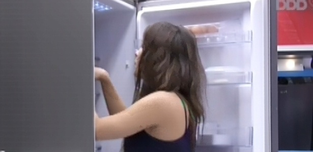 14.fev.2013 - Kamilla procura o queijo na geladeira para comer junto com presunto