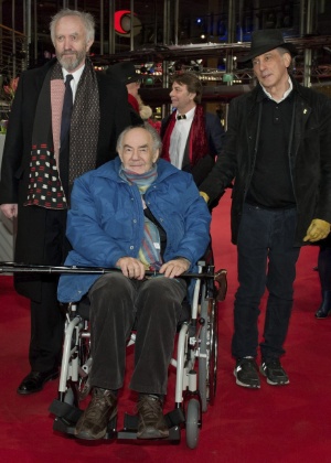 George Sluizer (ao centro), junto com o ator Jonathan Pryce (à esq.) e o cineasta Ed Lachman, durante o Festival de Berlim de 2013 - EFE/Sven Hoppe