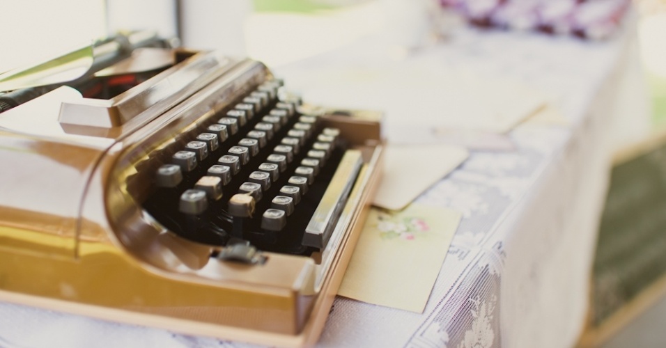 A máquina de escrever da infância do noivo e os papéis de carta da coleção da noiva foram disponibilizados em um ambiente do casamento para os convidados deixarem recados para o casal